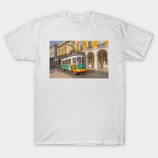 Eléctrico amarelo. Lisbon tram. T-Shirt